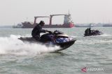 Personel Polairud Polda Jawa Timur bermanuver menggunakan jetski di Selat Madura, Surabaya, Jawa Timur, Kamis (30/6/2022).