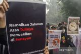 Mahasiswa dari sejumlah perguruan tinggi melakukan aksi unjuk rasa di depan Gedung DPRD Jawa Barat, Bandung, Jawa Barat, Kamis (30/6/2022). Dalam aksinya tersebut mahasiswa menolak pembahasan pengesahan sejumlah pasal pada RKHUP oleh DPR dan pemerintah karena dianggap bermasalah dan tidak sejalan dengan prinsip demokrasi dalam NKRI. ANTARA FOTO/Novrian Arbi/agr
