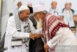 Sejumlah ulama menghadiri doa bersama dalam rangka HUT Ke-67 Bhayangkara di Mapolres Lhokseumawe, Aceh, Kamis (30/6/2022). Doa dan zikir bersama 28 Ulama kharismatik Aceh, TNI-Polri dan lapisan masyarakat itu ditujukan untuk menolak bala bencana, dan meminta pertolongan Allah SWT agar Indonesia segera terbebas dari belenggu pandemi COVID-19. ANTARA FOTO/Rahmad