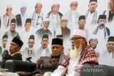 Sejumlah ulama menghadiri doa bersama dalam rangka HUT Ke-67 Bhayangkara di Mapolres Lhokseumawe, Aceh, Kamis (30/6/2022). Doa dan zikir bersama 28 Ulama kharismatik Aceh, TNI-Polri dan lapisan masyarakat itu ditujukan untuk menolak bala bencana, dan meminta pertolongan Allah SWT agar Indonesia segera terbebas dari belenggu pandemi COVID-19. ANTARA FOTO/Rahmad