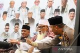 Sejumlah ulama menghadiri doa bersama dalam rangka HUT Ke-67 Bhayangkara di Mapolres Lhokseumawe, Aceh, Kamis (30/6/2022). Doa dan zikir bersama 28 Ulama kharismatik Aceh, TNI-Polri dan lapisan masyarakat itu ditujukan untuk menolak bala bencana, dan meminta pertolongan Allah SWT agar Indonesia segera terbebas dari belenggu pandemi COVID-19. ANTARA FOTO/Rahmad