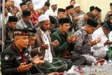 Sejumlah ulama menghadiri doa bersama dalam rangka HUT Ke-67 Bhayangkara di Mapolres Lhokseumawe, Aceh, Kamis (30/6/2022). Doa dan zikir bersama 28 Ulama kharismatik Aceh, TNI-Polri dan lapisan masyarakat itu ditujukan untuk menolak bala bencana, dan meminta pertolongan Allah SWT agar Indonesia segera terbebas dari belenggu pandemi COVID-19. ANTARA FOTO/Rahmad