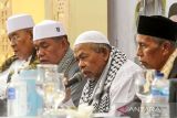 Sejumlah ulama menghadiri doa bersama dalam rangka HUT Ke-67 Bhayangkara di Mapolres Lhokseumawe, Aceh, Kamis (30/6/2022). Doa dan zikir bersama 28 Ulama kharismatik Aceh, TNI-Polri dan lapisan masyarakat itu ditujukan untuk menolak bala bencana, dan meminta pertolongan Allah SWT agar Indonesia segera terbebas dari belenggu pandemi COVID-19. ANTARA FOTO/Rahmad