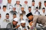 Sejumlah ulama menghadiri doa bersama dalam rangka HUT Ke-67 Bhayangkara di Mapolres Lhokseumawe, Aceh, Kamis (30/6/2022). Doa dan zikir bersama 28 Ulama kharismatik Aceh, TNI-Polri dan lapisan masyarakat itu ditujukan untuk menolak bala bencana, dan meminta pertolongan Allah SWT agar Indonesia segera terbebas dari belenggu pandemi COVID-19. ANTARA FOTO/Rahmad