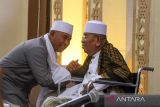 Sejumlah ulama menghadiri doa bersama dalam rangka HUT Ke-67 Bhayangkara di Mapolres Lhokseumawe, Aceh, Kamis (30/6/2022). Doa dan zikir bersama 28 Ulama kharismatik Aceh, TNI-Polri dan lapisan masyarakat itu ditujukan untuk menolak bala bencana, dan meminta pertolongan Allah SWT agar Indonesia segera terbebas dari belenggu pandemi COVID-19. ANTARA FOTO/Rahmad