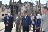 Presiden Joko Widodo (ketiga kiri) dan Ibu Negara Iriana Joko Widodo (kedua kanan) meninjau lokasi puing-puing kompleks Apartemen Lipky di Kota Irpin, Ukraina, Rabu (29/6/2022). ANTARA FOTO/Setpres/Agus Suparto/Handout/wsj.