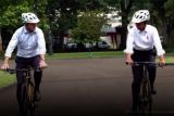 Presiden dan PM Australia keliling Istana Bogor dengan sepeda bambu