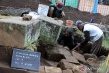Arkeolog dari Balai Pelestarian Cagar Budaya (BPCB) Trowulan melakukan penggalian saat eskavasi di situs Arca Dwarapala, Singosari, Malang, Jawa Timur, Jumat (1/7/2022). 