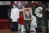 Prajurit TNI membawa foto Menteri Pendayagunaan Aparatur Negara dan Reformasi Birokrasi (PANRB) Tjahjo Kumolo dalam upacara persemayaman di Gedung Kementerian PANRB, Jakarta, Jumat (1/7/2022). Tjahjo Kumolo meninggal dunia di Rumah Sakit Abdi Waluyo, Menteng, Jakarta, pada Jumat pukul 11.10 WIB setelah menjalani perawatan intensif di RS tersebut sejak pertengahan Juni 2022. ANTARA FOTO/Aditya Pradana Putra/nym.