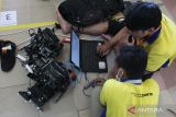 Peserta mempersiapkan robotnya saat Kontes Robot Indonesia di Institut Teknologi Sepuluh Nopember Surabaya, Jawa Timur, Jumat (1/7/2022).