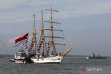 KRI Dewaruci yang membawa peserta Muhibah Budaya Jalur Rempah bersiap untuk sandar di Dermaga Madura, Koarmada II, Surabaya, Jawa Timur, Jumat (1/7/2022). KRI Dewaruci yang membawa Laskar Rempah tiba di Surabaya setelah berlayar sekitar 31 hari.  ANTARA Jatim/Didik Suhartono/zk