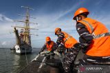 Personel TNI Angkatan Laut menambatkan tali KRI Dewaruci yang membawa peserta Muhibah Budaya Jalur Rempah di Dermaga Madura, Koarmada II, Surabaya, Jawa Timur, Jumat (1/7/2022). KRI Dewaruci yang membawa Laskar Rempah tiba di Surabaya setelah berlayar sekitar 31 hari.  ANTARA Jatim/Didik Suhartono/zk