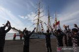 KRI Dewaruci yang membawa peserta Muhibah Budaya Jalur Rempah bersiap untuk sandar di Dermaga Madura, Koarmada II, Surabaya, Jawa Timur, Jumat (1/7/2022). KRI Dewaruci yang membawa Laskar Rempah tiba di Surabaya setelah berlayar sekitar 31 hari. ANTARA Jatim/Didik Suhartono/zk