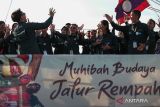 Laskar Rempah meneriakkan Yel Yel di atas geladak KRI Dewaruci di Dermaga Madura, Koarmada II, Surabaya, Jawa Timur, Jumat (1/7/2022). KRI Dewaruci yang membawa Laskar Rempah tiba di Surabaya setelah berlayar sekitar 31 hari. ANTARA Jatim/Didik Suhartono/zk