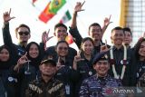 Menko PMK Muhadjir Effendy (keempat kiri) bersama Pangkoarmada II Laksda TNI  T.S.N.B Hutabarat (keempat kanan) dan sejumlah Laskar Rempah berpose di Dermaga Madura, Koarmada II, Surabaya, Jawa Timur, Jumat (1/7/2022). KRI Dewaruci yang membawa Laskar Rempah tiba di Surabaya setelah berlayar sekitar 31 hari. ANTARA Jatim/Didik Suhartono/zk