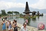 Indahnya pura di atas air di Pura Ulun Danu