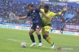  Pesepak bola Arema FC, Adam Alis (kiri) berusaha mempertahankan bola dari hadangan pesepakbola Barito Putera, Doni Harold Minim (kanan) dalam pertandingan Babak Delapan Besar Piala Presiden di Stadion Kanjuruhan, Malang, Jawa Timur, Sabtu (2/7/2022). Arema menang melalui babak adu pinalti dengan skor 5-4. ANTARA Jatim/Ari Bowo Sucipto/zk