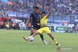 Pesepak bola Arema FC, Jayus Hariono (kiri) berebut bola dengan pesepak bola Barito Putera, Abrizal Umanailo (kanan) dalam pertandingan Babak Delapan Besar Piala Presiden di Stadion Kanjuruhan, Malang, Jawa Timur, Sabtu (2/7/2022). Arema menang melalui babak adu pinalti dengan skor 5-4. ANTARA Jatim/Ari Bowo Sucipto/zk