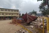 Gedung sekolah runtuh, seorang tewas tertimpa