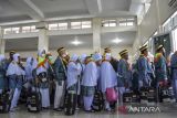 Antrean jamaah calon haji saat pelepasan dan pemberangkatan jamaah haji kloter 43 di Gedung Dakwah Islamiyah, Kota Tasikmalaya, Jawa Barat, Jumat (1/7/2022). Sebanyak 259 orang jamaah calon haji dari Kota Tasikmalaya diberangkatkan menuju Asrama Haji Embarkasi Bekasi dan diterbangkan ke Tanah Suci pada 2 Juli 2022 dini hari. ANTARA FOTO/Adeng Bustomi/agr