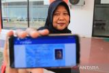 Warga menunjukkan KTP Elektronik digital melalui gawainya di Disdukcapil Kabupaten Indramayu, Jawa Barat, Jumat (1/7/2022). Kementerian Dalam Negeri akan menerapkan KTP Elektronik dalam bentuk digital yang memiliki kode QR secara bertahap dan mulai diujicobakan di 58 kabupaten/kota. ANTARA FOTO/Dedhez Anggara/agr
