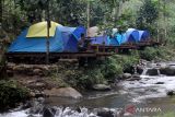 Destinasi wisata Kebon Pitu Wonosalam ini menyediakan tujuh tenda menghadap ke aliran sungai dari Pegunungan Anjosmoro yang bisa digunakan untuk bermalam bersama keluarga sambil menikmati suasana alam serta hamparan kebun kopi, dengan biaya sewa per malam Rp 400 ribu saat akhir pekan sedangkan hari biasa Rp 350 ribu. Jika tidak bermalam pengunjung juga bisa menikmati sajian makanan dan minuman di teras tenda. ANTARA Jatim/Syaiful Arif/zk