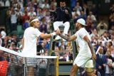 Petenis Tsitsipas dan Kyrgios didenda setelah berulah di Wimbledon