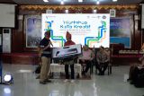 Menparekraf hadiahkan keyboard ke pemain talempong di Pariaman