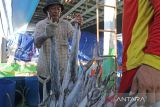 Pekerja membongkar ikan untuk dijual di pelabuhan ikan Karangsong, Indramayu, Jawa Barat, Selasa (5/7/2022). Kementerian Kelautan dan Perikanan (KKP) menargetkan angka konsumsi ikan sebesar 62,05 kilogram per kapita per tahun pada tahun 2024 melalui diversifikasi olahan perikanan. ANTARA FOTO/Dedhez Anggara/agr