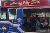 Wisatawan menaiki bus wisata Malang City Tour (Macito) di Malang, Jawa Timur, Selasa (5/7/2022).