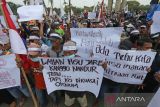 Petani yang tergabung dalam Forum Petani Tebu Kemitraan melakukan aksi unjuk rasa di depan kantor Bupati Indramayu, Jawa Barat, Rabu (6/7/2022). Dalam aksi tersebut mereka menuntut pemerintah daerah untuk dapat memberikan perlindungan hukum bagi petani tebu mitra PG Jatitujuh atas ancaman kekerasan dan intimidasi yang dilakukan sejumlah oknum LSM di daerah itu. ANTARA FOTO/Dedhez Anggara/agr