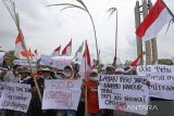 Petani yang tergabung dalam Forum Petani Tebu Kemitraan melakukan aksi unjuk rasa di depan kantor Bupati Indramayu, Jawa Barat, Rabu (6/7/2022). Dalam aksi tersebut mereka menuntut pemerintah daerah untuk dapat memberikan perlindungan hukum bagi petani tebu mitra PG Jatitujuh atas ancaman kekerasan dan intimidasi yang dilakukan sejumlah oknum LSM di daerah itu. ANTARA FOTO/Dedhez Anggara/agr