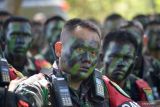 Prajurit TNI AD berkumpul di lapangan terbuka seusai melakukan Latihan Antar Kecabangan Batalyon Tim Pertempuran 112 Dharma Jaya (Lantacab YTP/DJ) Kodam Iiskandar Muda di daerah pedalaman kota Jantho, kabupaten Aceh Besar, Aceh, Rabu (6/7/2022). Latihan pertempuran yang melibatkan sebanyak 1.225 prajurit  Kodam Iskandar Muda tersebut untuk meningkatkan kemampuan dan sinergitas antar kesatuan. ANTARA FOTO/Ampelsa.
