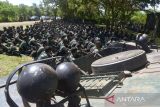 Prajurit TNI AD berkumpul di lapangan terbuka seusai melakukan Latihan Antar Kecabangan Batalyon Tim Pertempuran 112 Dharma Jaya (Lantacab YTP/DJ) Kodam Iiskandar Muda di daerah pedalaman kota Jantho, kabupaten Aceh Besar, Aceh, Rabu (6/7/2022). Latihan pertempuran yang melibatkan sebanyak 1.225 prajurit  Kodam Iskandar Muda tersebut untuk meningkatkan kemampuan dan sinergitas antar kesatuan. ANTARA FOTO/Ampelsa.