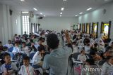 Siswa mengikuti pesantren kilat di Pusdai, Bandung, Jawa Barat, Rabu (6/7/2022). Sebanyak 120 siswa dari berbagai sekolah di Bandung Raya dan Jakarta mengikuti pesantren kilat yang diadakan oleh Taqiya Belajar Quran bersama Pusdai Jawa Barat guna mengisi waktu luang pada saat liburan sekolah dengan belajar Al Quran dan ilmu agama. ANTARA FOTO/Raisan Al Farisi/agr