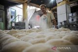 Pekerja menyelesaikan pembuatan roti di Pabrik Roti Cari Rasa, Kosambi, Bandung, Jawa Barat, Rabu (6/7/2022). Pabrik roti Cari Rasa merupakan salah satu pabrik roti tertua di Kota Bandung yang berdiri sejak tahun 1960 dan mampu memproduksi sekitar 3.300 roti tawar per hari yang dijual dengan harga Rp5 ribu hingga Rp 12 ribu per buah. ANTARA FOTO/Raisan Al Farisi/agr