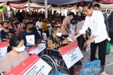 Pesan Jokowi saat serahkan bantuan langsung ke pedagang Pasar Alasa Nias