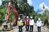 Widodo reviews road infrastructure on Nias Island