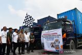 Bupati Madiun Ahmad Dawami (tengah) mengangkat bendera saat pelepasan ekspor serpih porang kering atau konjac chips di PT Asia Prima Konjac (APK) Kabupaten Madiun, Jawa Timur, Rabu (6/7/2022). 