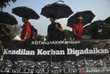 Jaringan Solidaritas Korban untuk Keadilan (JSKK) menggelar aksi kamisan di seberang Istana Merdeka, Jakarta, Kamis (7/72022). Dalam aksinya mereka menuntut pemerintah untuk segera menyelesaikan pelanggaran-pelanggaran HAM berat masa lalu. ANTARA FOTO/Akbar Nugroho Gumay/wsj.