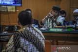 Terdakwa kasus dugaan penyebaran berita bohong Bahar Bin Smith menjalani sidang lanjutan di Pengadilan Negeri Bandung, Jawa Barat, Kamis (7/7/2022). Dalam sidang tersebut, kuasa hukum Bahar Bin Smith menghadirkan politikus Partai Gerindra Fadli Zon sebagai saksi meringankan pada sidang kasus dugaan penyebaran berita bohong. ANTARA FOTO/Raisan Al Farisi/agr