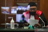 Ketua Majelis Hakim Martin Ginting memimpin sidang dengan agenda pembacaan putusan perkara penyalahgunaan narkoba dengan terdakwa DVM dan IF di Pengadilan Negeri Surabaya Jalan Arjuno, Surabaya, Jawa Timur, Kamis (7/7/2022). Dalam sidang tersebut majelis hakim memvonis kedua terdakwa dengan hukuman mati. ANTARA Jatim/Didik Suhartono/zk