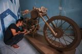 Perajin menyelesaikan pembuatan motor dari kardus di Workshop Bumi Kardus, Depok, Jawa Barat, Rabu (6/7/2022). Kerajinan berbahan baku kardus tersebut dijual dengan harga Rp 400 ribu hingga Rp 60 juta tergantung tingkat kesulitan dan ukuran. ANTARA FOTO/Asprilla Dwi Adha/YU