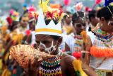 Sejumlah warga menampilkan tarian adat Binga-binga di Kampung Kayu Batu, Jayapura, Papua, Rabu (6/7/2022). Tarian adat tersebut digelar untuk meresmikan rumah adat Ondoafi Jouwe untuk pemimpin adat Suku Kayu Pulau. ANTARA FOTO/Gusti Tanati/app/foc.