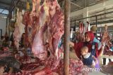 Warga berbelanja daging sapi di Pasar Al Mahirah, Desa Lampulo, Banda Aceh, Aceh, Jumat (8/7/2022). Pada perayaan tradisi meugang pertama menyambut Idul Adha 1443 Hijriyah di daerah itu, harga daging  sapi mengalami kenaikan dari Rp140.000 menjadi Rp 165.000 hingga Rp170.000 per kilogram. ANTARA FOTO/Ampelsa. ANTARA FOTO/Ampelsa.