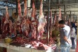 Warga berbelanja daging sapi di Pasar Al Mahirah, Desa Lampulo, Banda Aceh, Aceh, Jumat (8/7/2022). Pada perayaan tradisi meugang pertama menyambut Idul Adha 1443 Hijriyah di daerah itu, harga daging  sapi mengalami kenaikan dari Rp140.000 menjadi Rp 165.000 hingga Rp170.000 per kilogram. ANTARA FOTO/Ampelsa. ANTARA FOTO/Ampelsa.