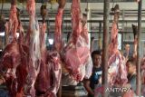 Warga berbelanja daging sapi di Pasar Al Mahirah, Desa Lampulo, Banda Aceh, Aceh, Jumat (8/7/2022). Pada perayaan tradisi meugang pertama menyambut Idul Adha 1443 Hijriyah di daerah itu, harga daging  sapi mengalami kenaikan dari Rp140.000 menjadi Rp 165.000 hingga Rp170.000 per kilogram. ANTARA FOTO/Ampelsa. ANTARA FOTO/Ampelsa.