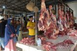 Warga berbelanja daging sapi di Pasar Al Mahirah, Desa Lampulo, Banda Aceh, Aceh, Jumat (8/7/2022). Pada perayaan tradisi meugang pertama menyambut Idul Adha 1443 Hijriyah di daerah itu, harga daging  sapi mengalami kenaikan dari Rp140.000 menjadi Rp 165.000 hingga Rp170.000 per kilogram. ANTARA FOTO/Ampelsa. ANTARA FOTO/Ampelsa.