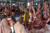 Warga berbelanja daging sapi di Pasar Al Mahirah, Desa Lampulo, Banda Aceh, Aceh, Jumat (8/7/2022). Pada perayaan tradisi meugang pertama menyambut Idul Adha 1443 Hijriyah di daerah itu, harga daging  sapi mengalami kenaikan dari Rp140.000 menjadi Rp 165.000 hingga Rp170.000 per kilogram. ANTARA FOTO/Ampelsa. ANTARA FOTO/Ampelsa.