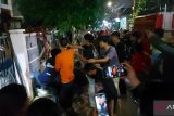 Sapi kurban super terperosok dalam got di depan rumah Wapres
